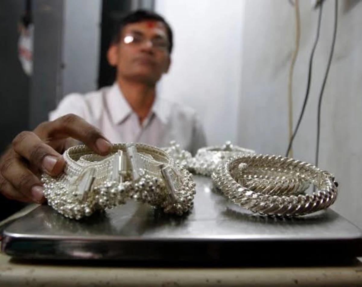 अपने हाई से इतना सस्ती Silver