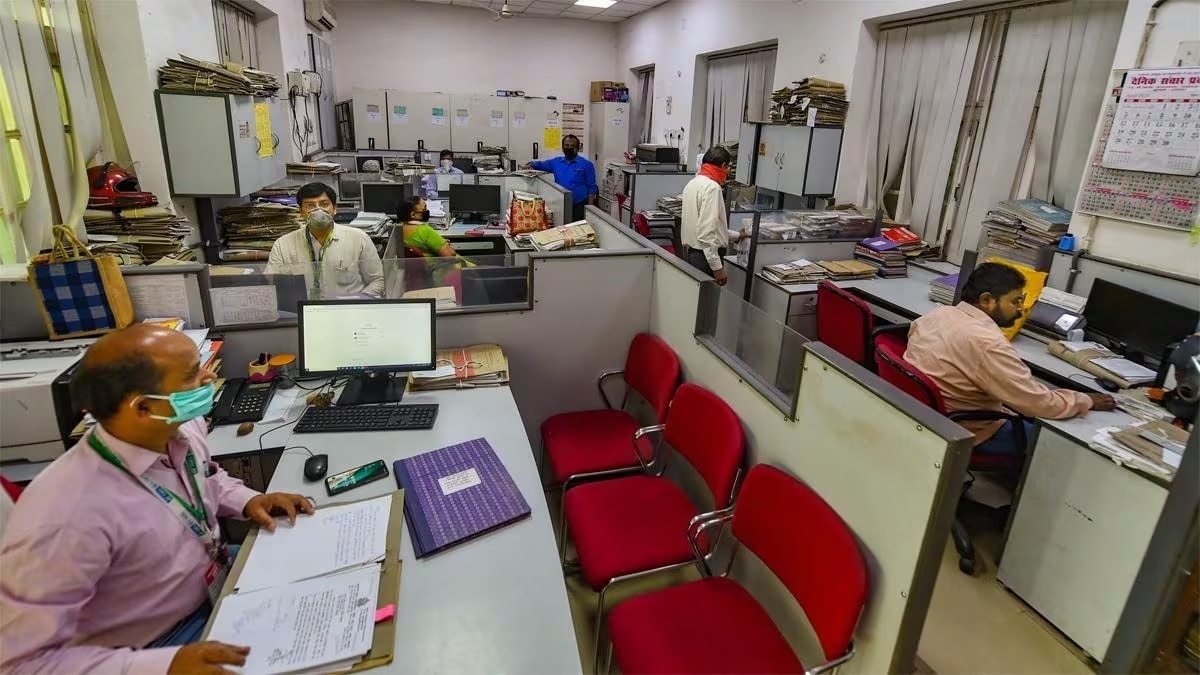 आयोग और कर्मचारियों के बीच बैठक 