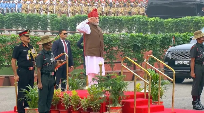 लाल किले पर लहराया तिरंगा, PM मोदी ने किया ध्वजारोहण