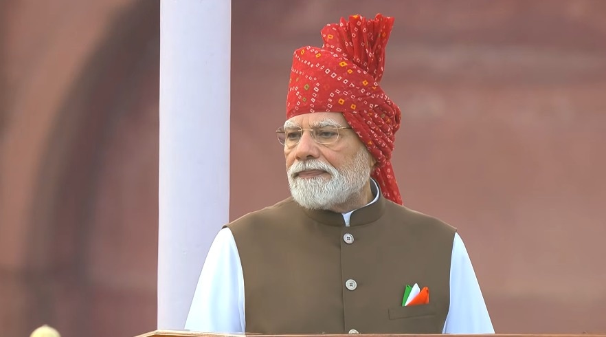लाल किले पर लहराया तिरंगा, PM मोदी ने किया ध्वजारोहण
