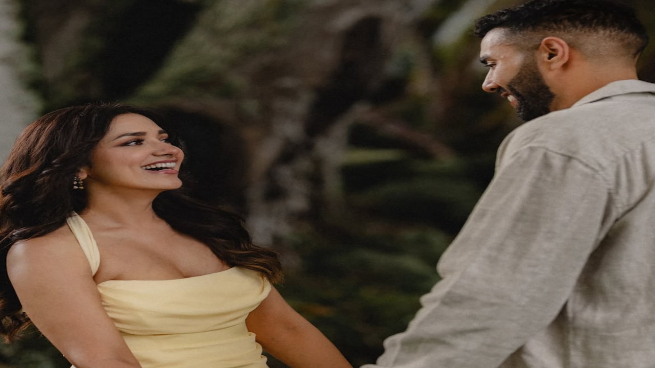 एक्ट्रेस जिया शंकर ने की सगाई, शेयर की रोमांटिक तस्वीरें, किया LipLock