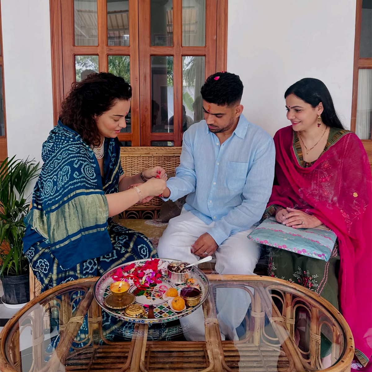 kangana Ranaut tied rakhi to bhai