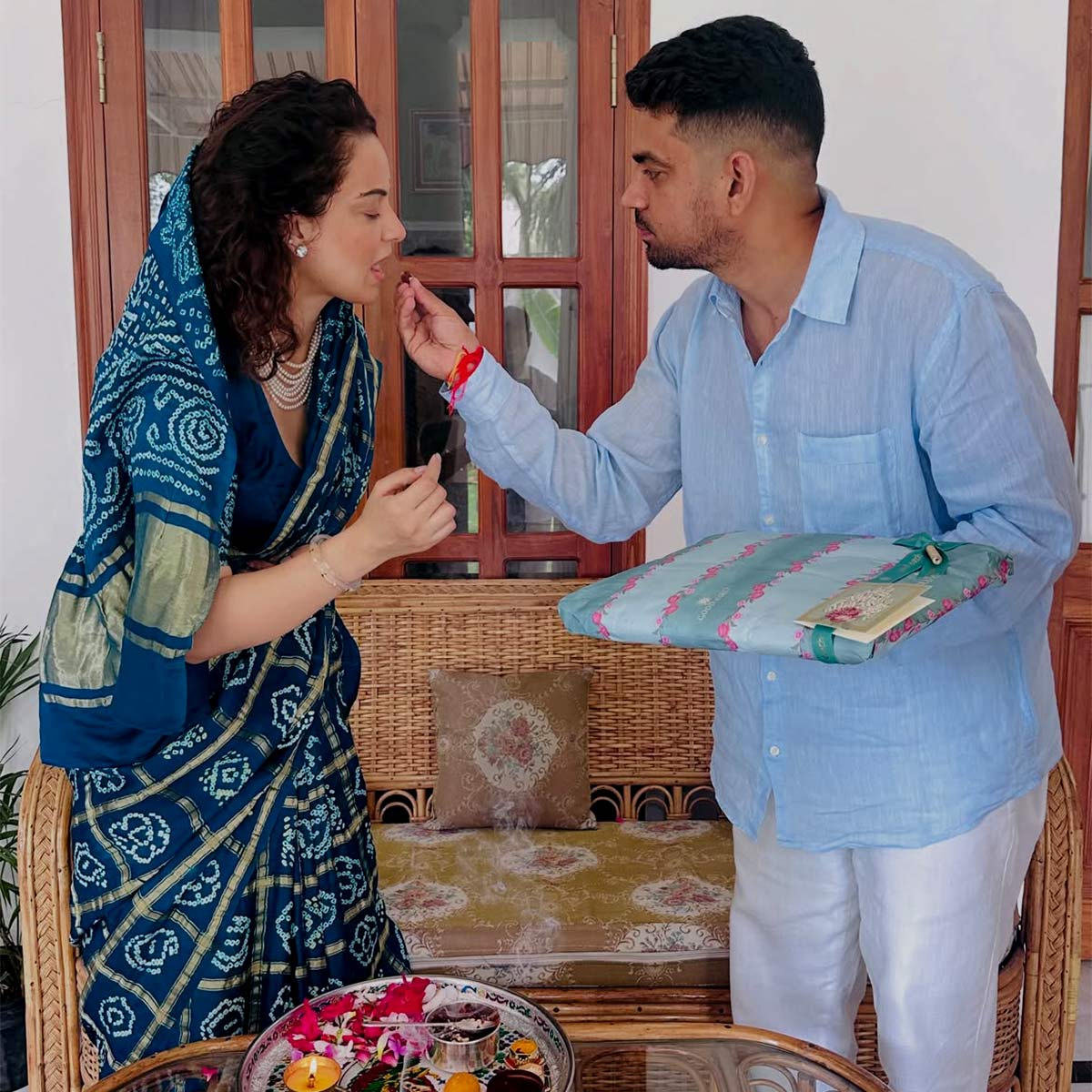 kangana Ranaut tied rakhi to bhai