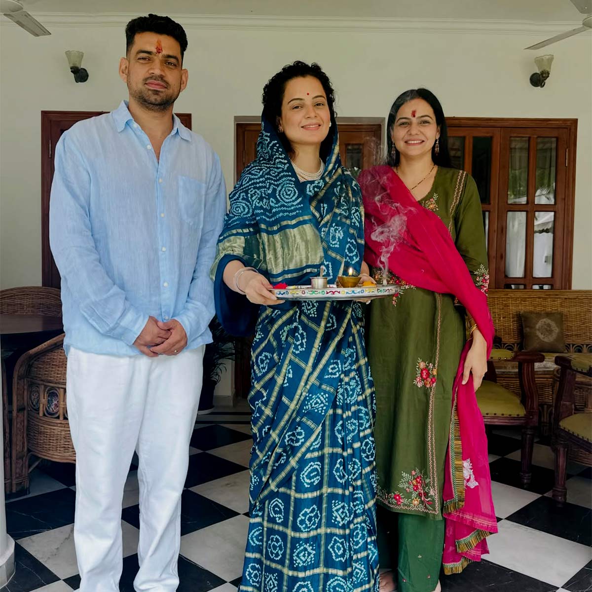 kangana Ranaut tied rakhi to bhai