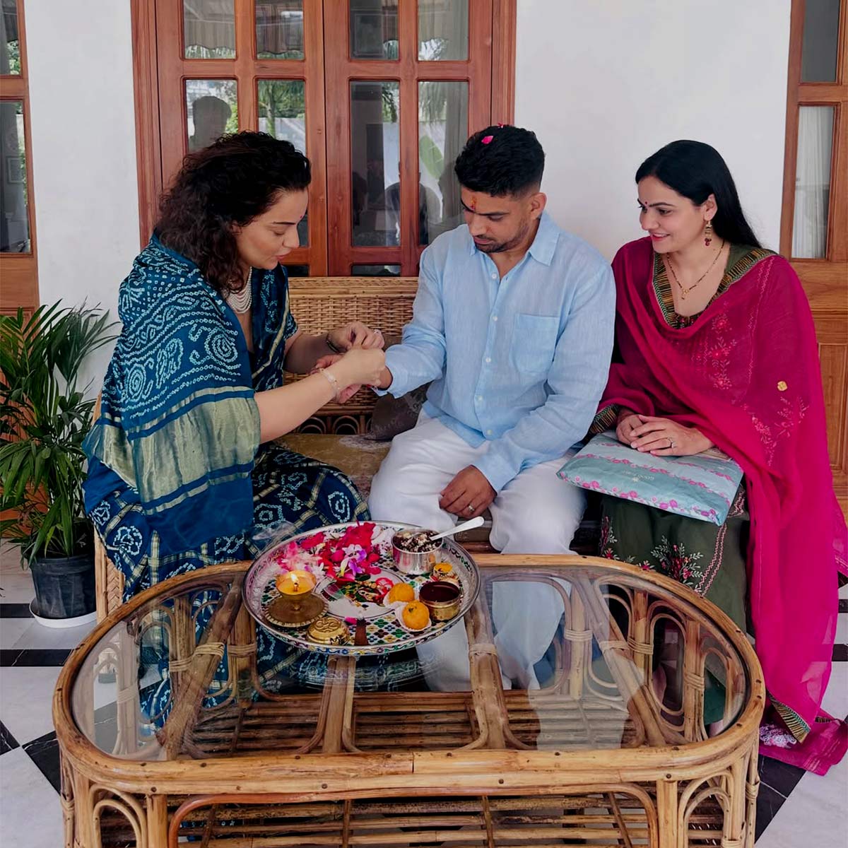 kangana Ranaut tied rakhi to bhai
