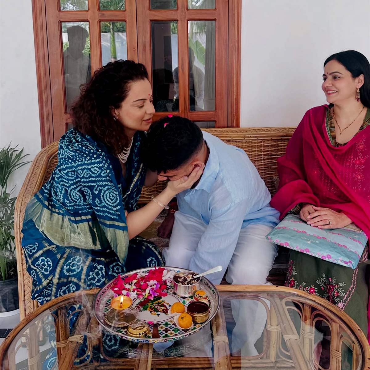 kangana Ranaut tied rakhi to bhai