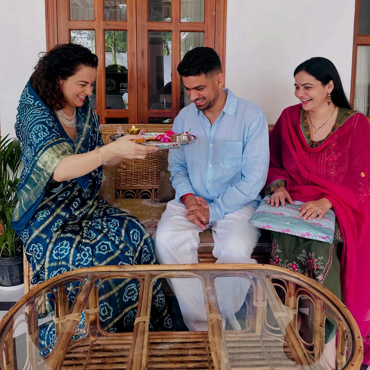 kangana Ranaut tied rakhi to bhai