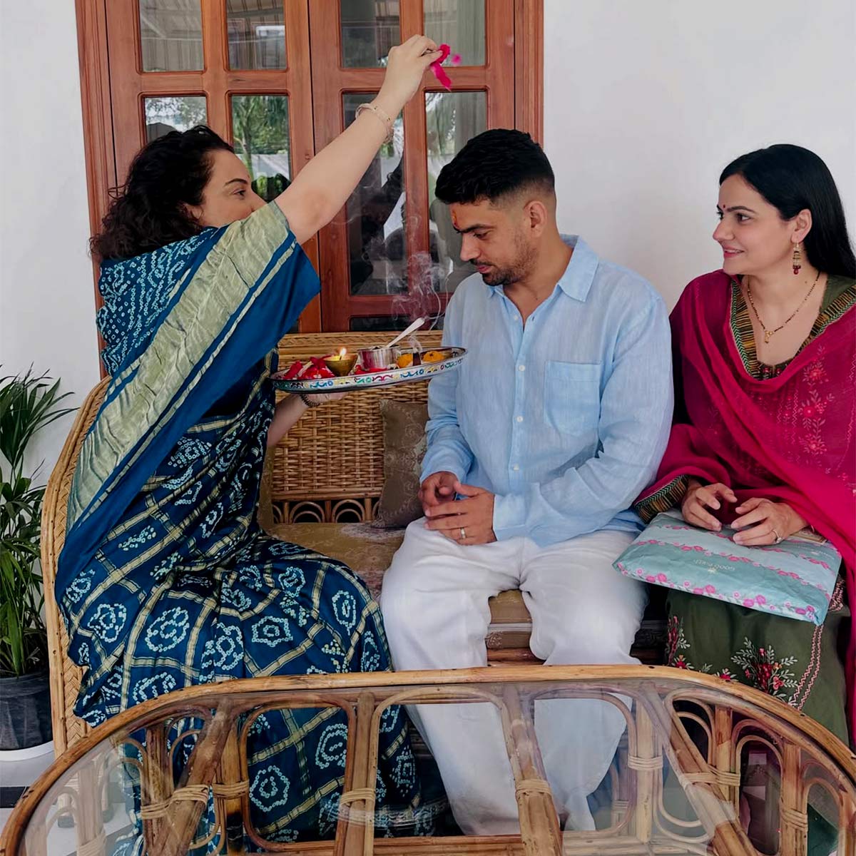 kangana Ranaut tied rakhi to bhai