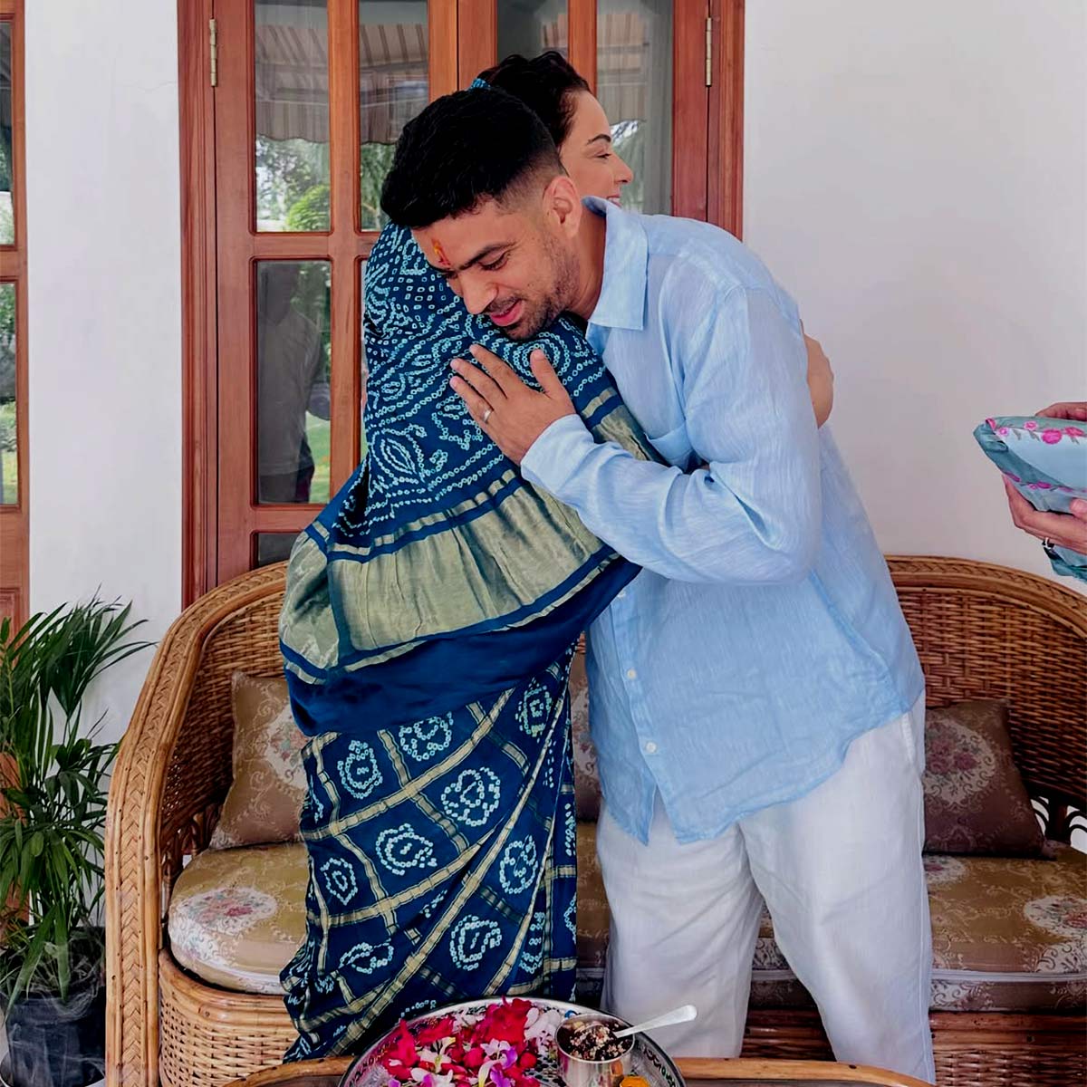 kangana Ranaut tied rakhi to bhai