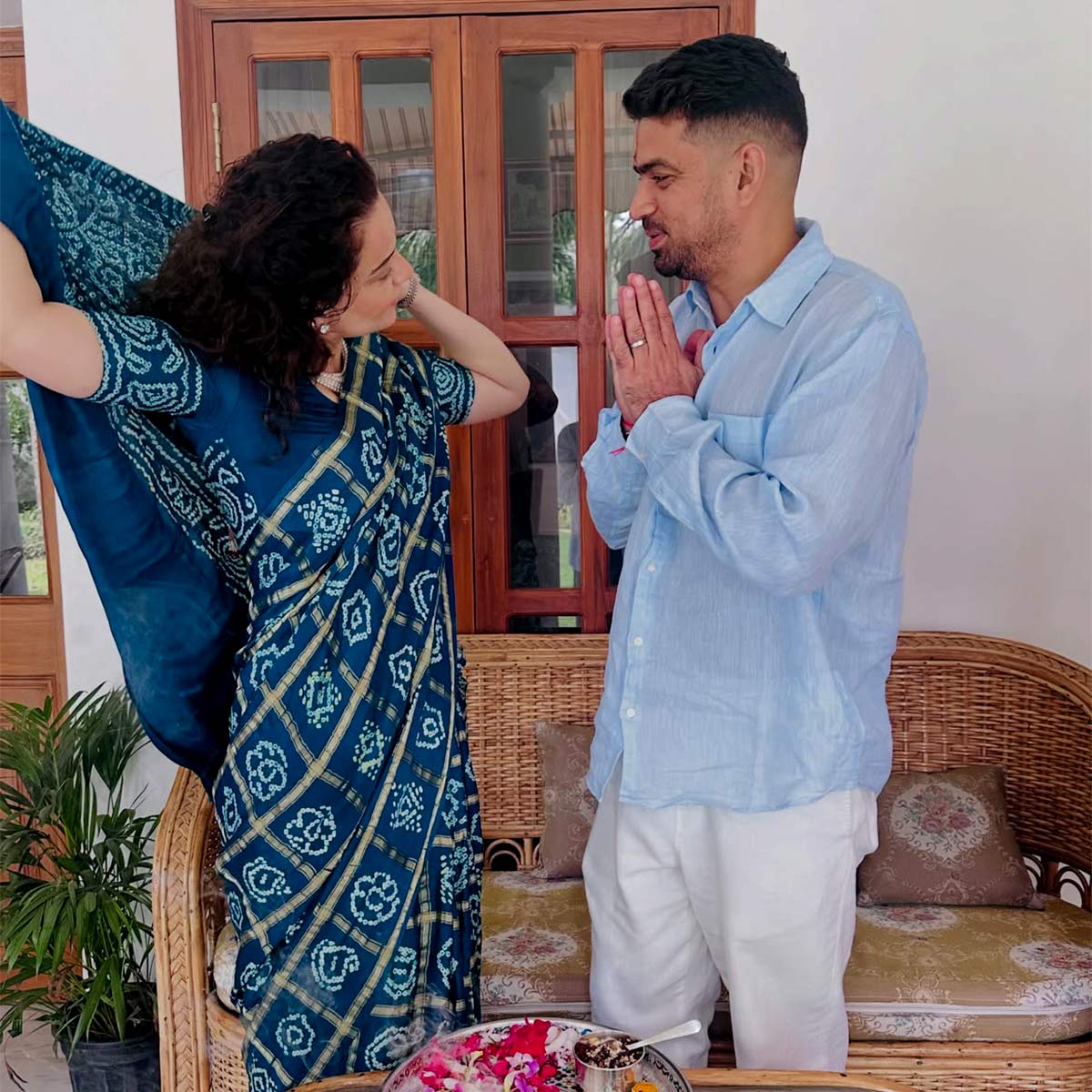 kangana Ranaut tied rakhi to bhai