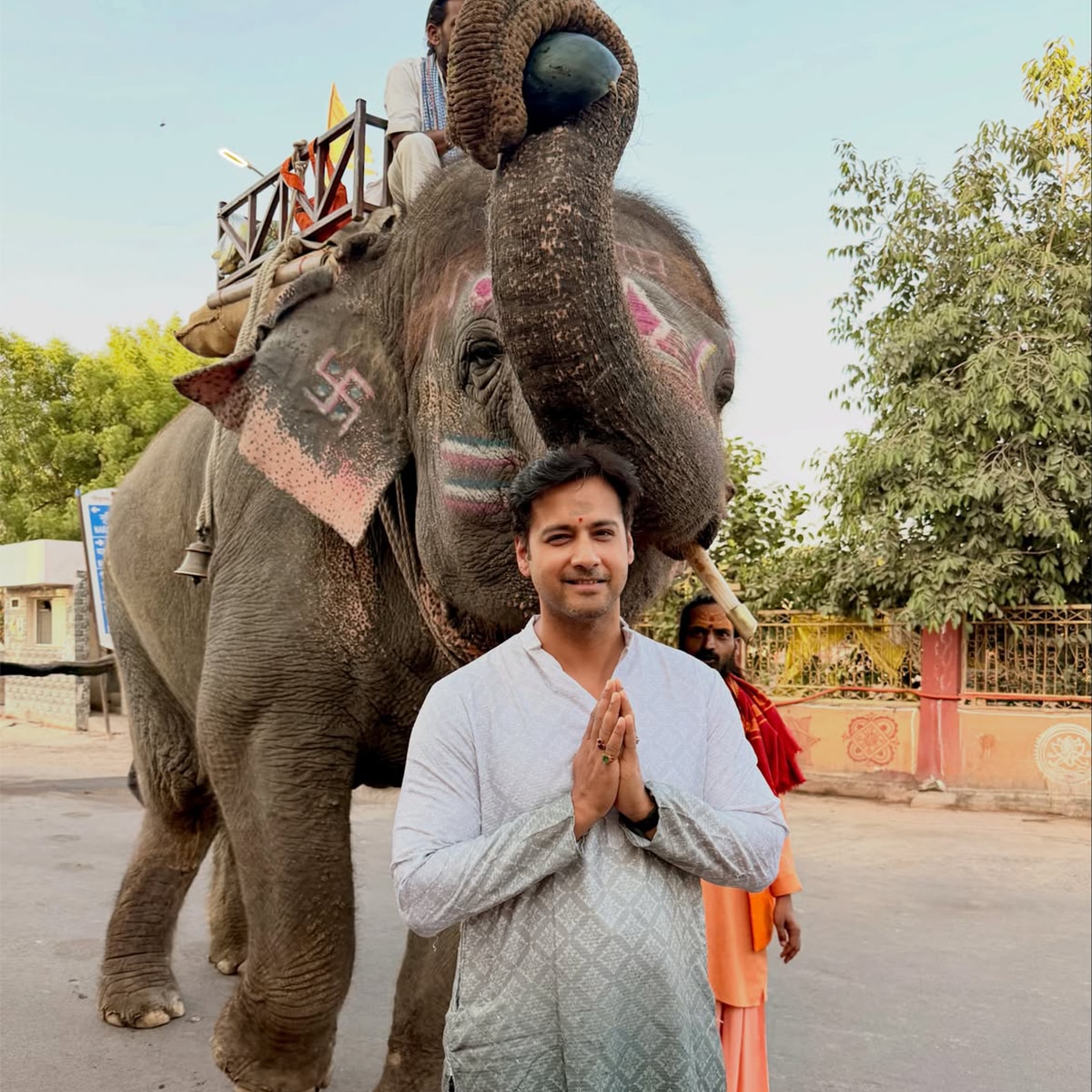 नुसरत जहां ने उज्जैन के महाकालेश्वर मंदिर के दर्शन किए