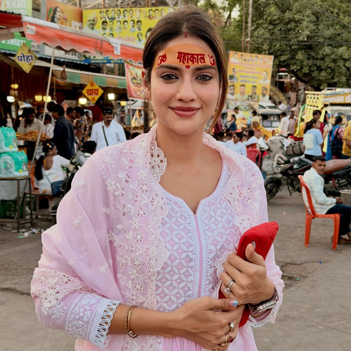 नुसरत जहां ने उज्जैन के महाकालेश्वर मंदिर के दर्शन किए