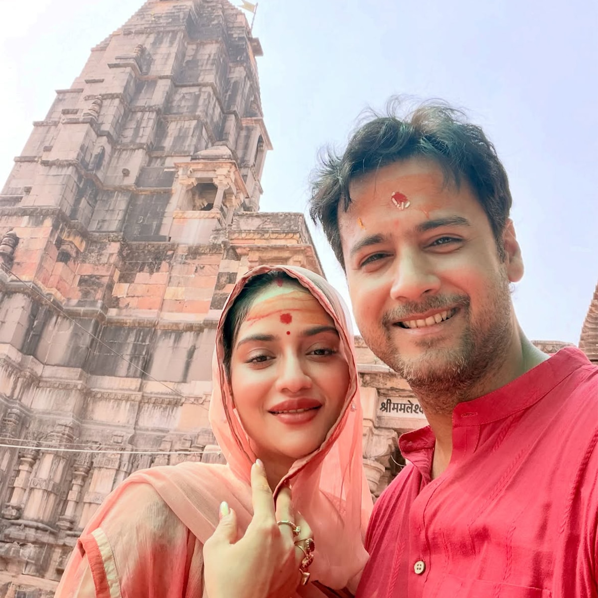 नुसरत जहां ने उज्जैन के महाकालेश्वर मंदिर के दर्शन किए