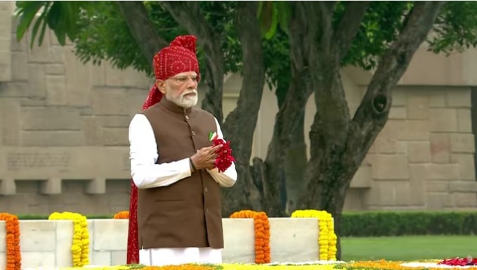 लाल किले पर लहराया तिरंगा, PM मोदी ने किया ध्वजारोहण