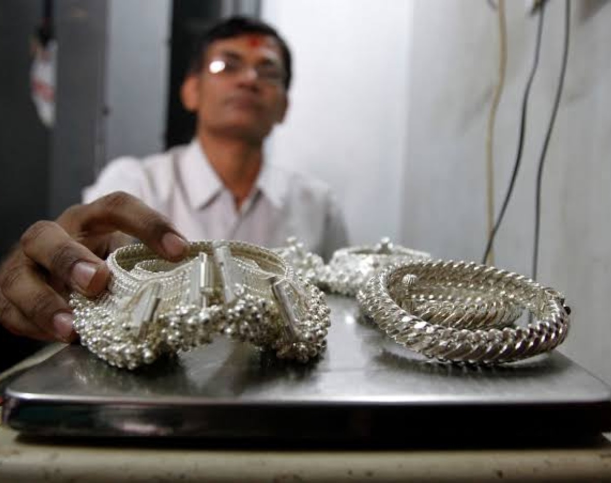 तेजी के बाद भी हाई से इतना सस्ती 