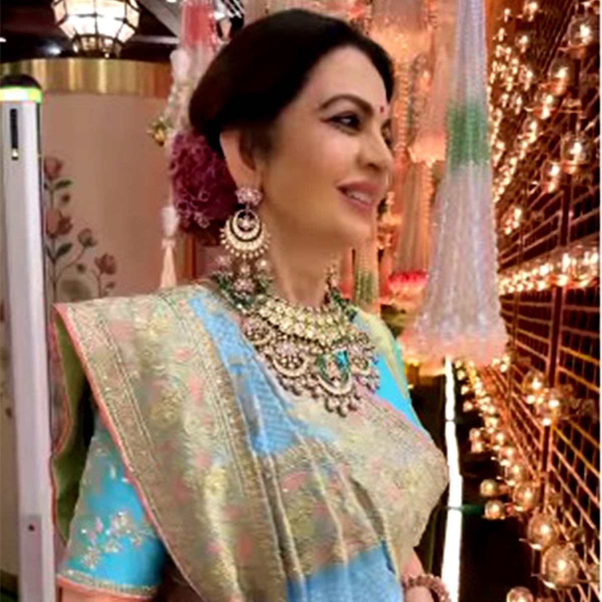 एंटीलिया में जन्माष्टमी का खूबसूरत नजारा. (Photo: Instagram/@rititkahairstylist)