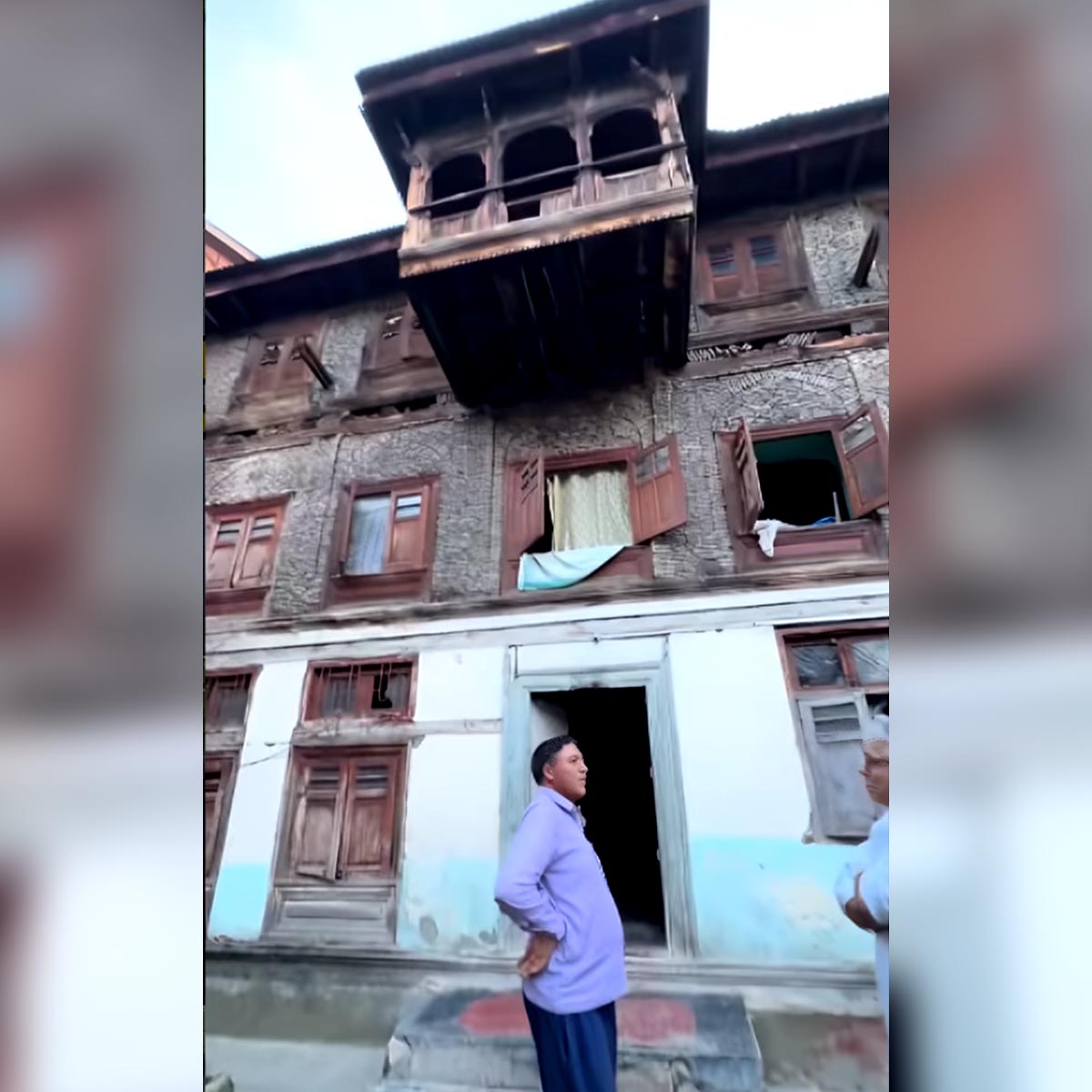 कुणाल खेमू का कश्मीर स्थित पुश्तैनी घर. (Photo: Instagram/@karishmakemmu)
