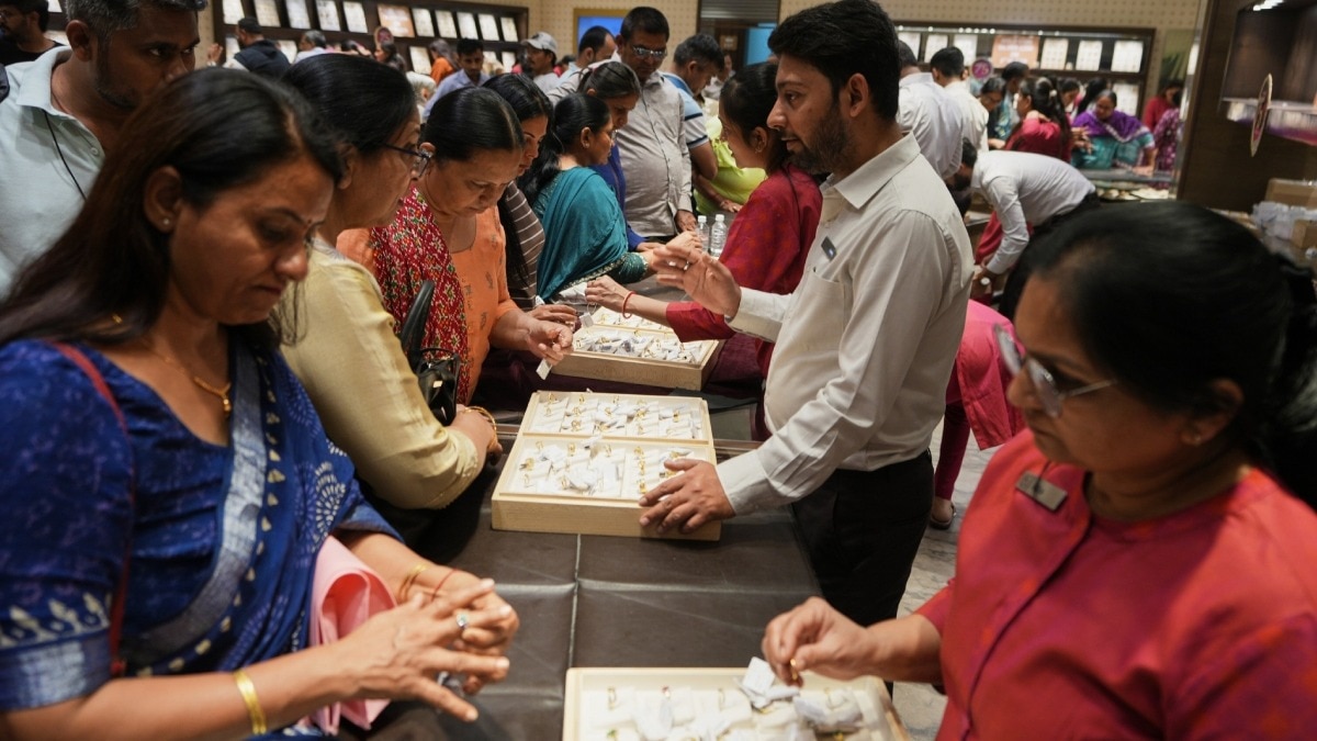 Gold-Silver Crash: हर घंटे सस्‍ती हो रही चांदी... झटके में ₹9400 टूटी, सोना भी बिखरा!