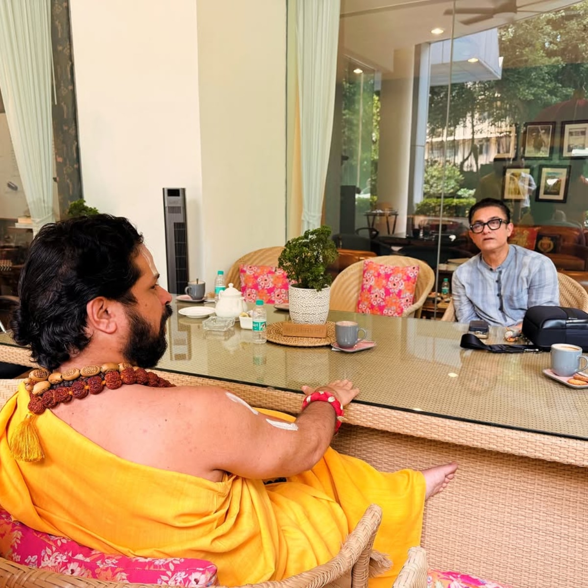 Aamir Khan Meets Jagadguru Satishacharya