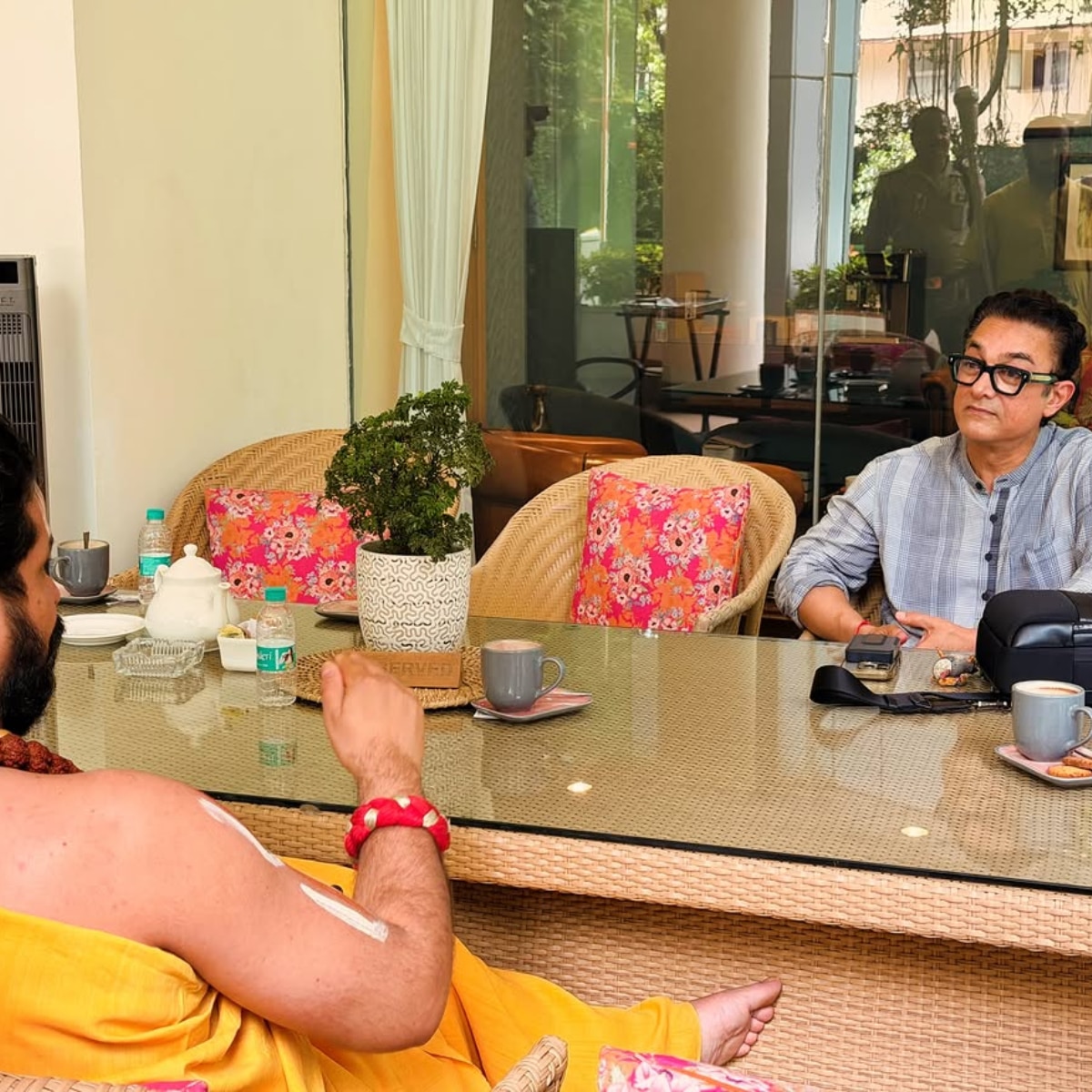 Aamir Khan Meets Jagadguru Satishacharya