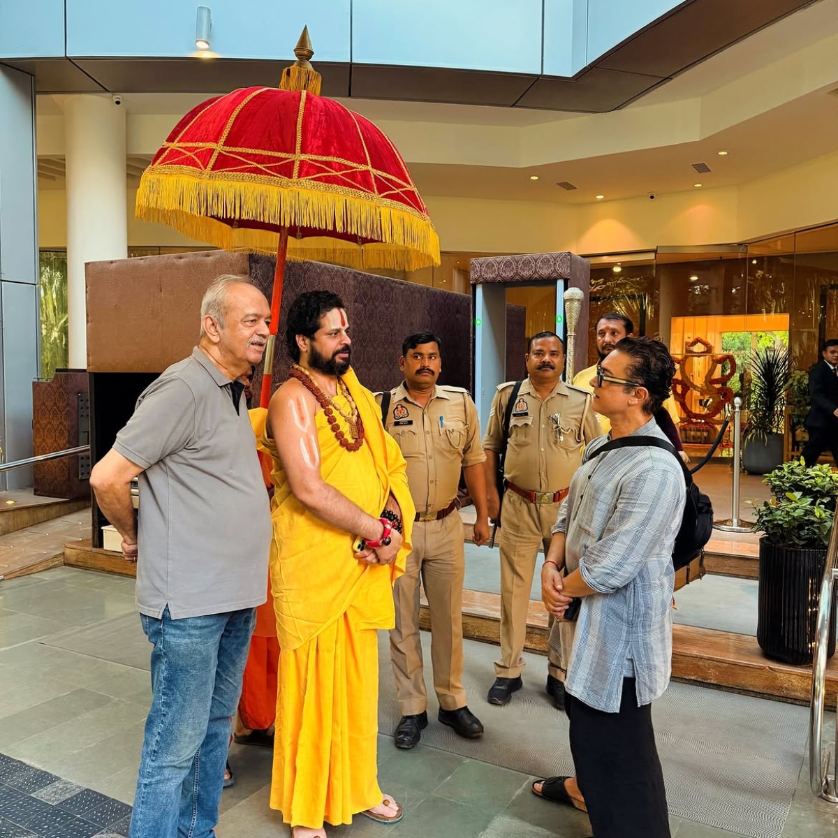 Aamir Khan Meets Jagadguru Satishacharya