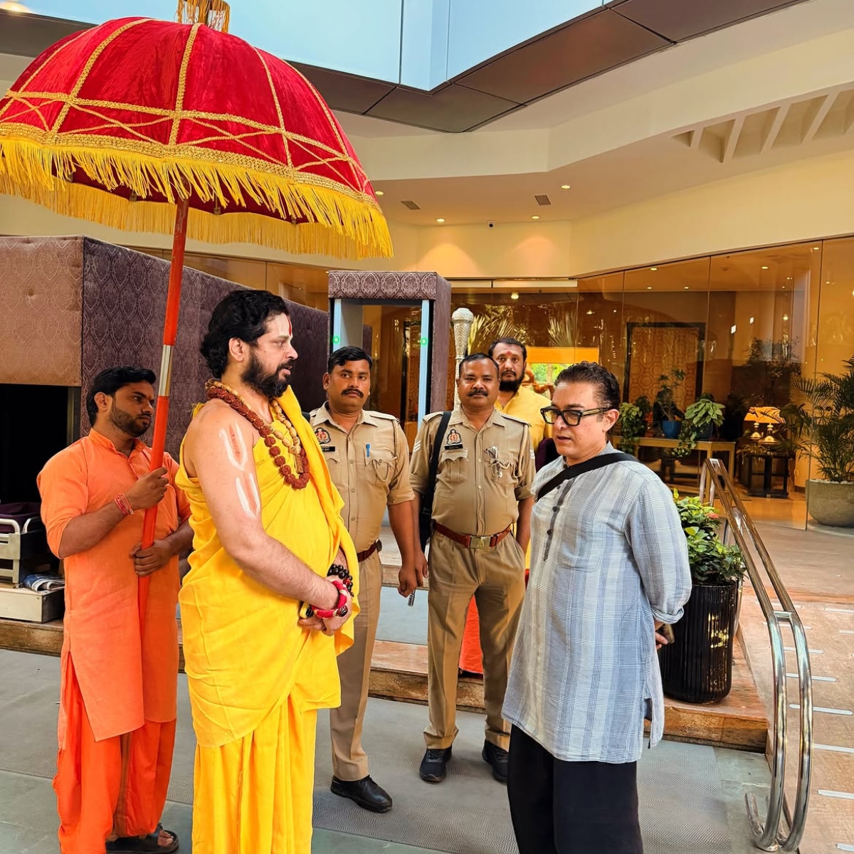 Aamir Khan Meets Jagadguru Satishacharya