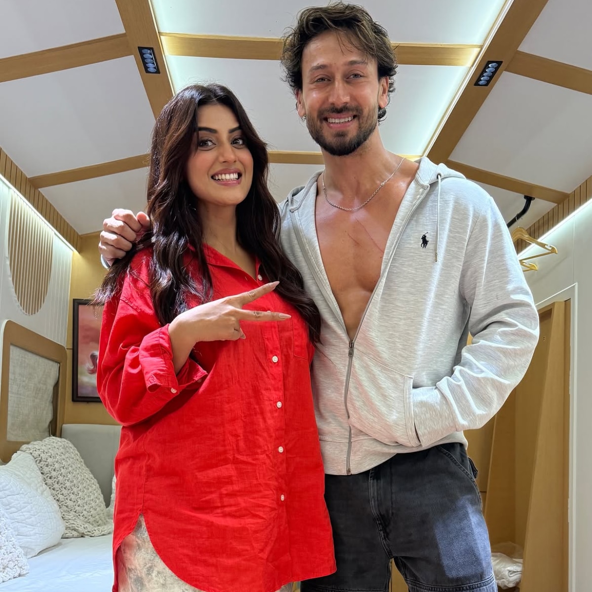 akshara singh tiger shroff
