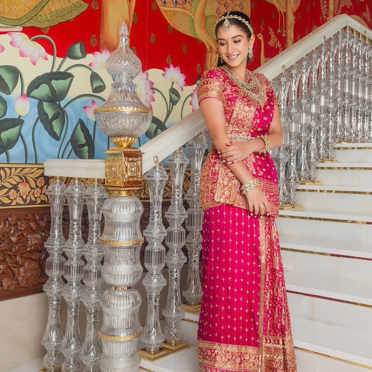 एंटीलिया की सीढ़ियों का डिजाइन लूट लेगा दिल. (Photo: Instagram/@loveleen_makeupandhair)