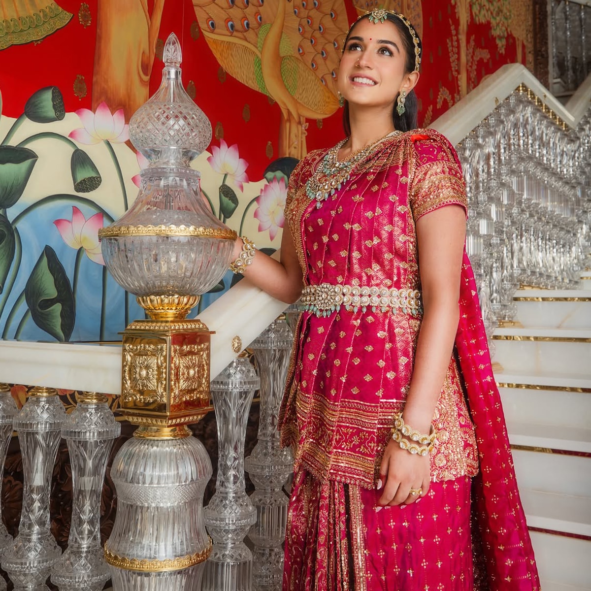 एंटीलिया की सीढ़ियों का डिजाइन लूट लेगा दिल. (Photo: Instagram/@loveleen_makeupandhair)