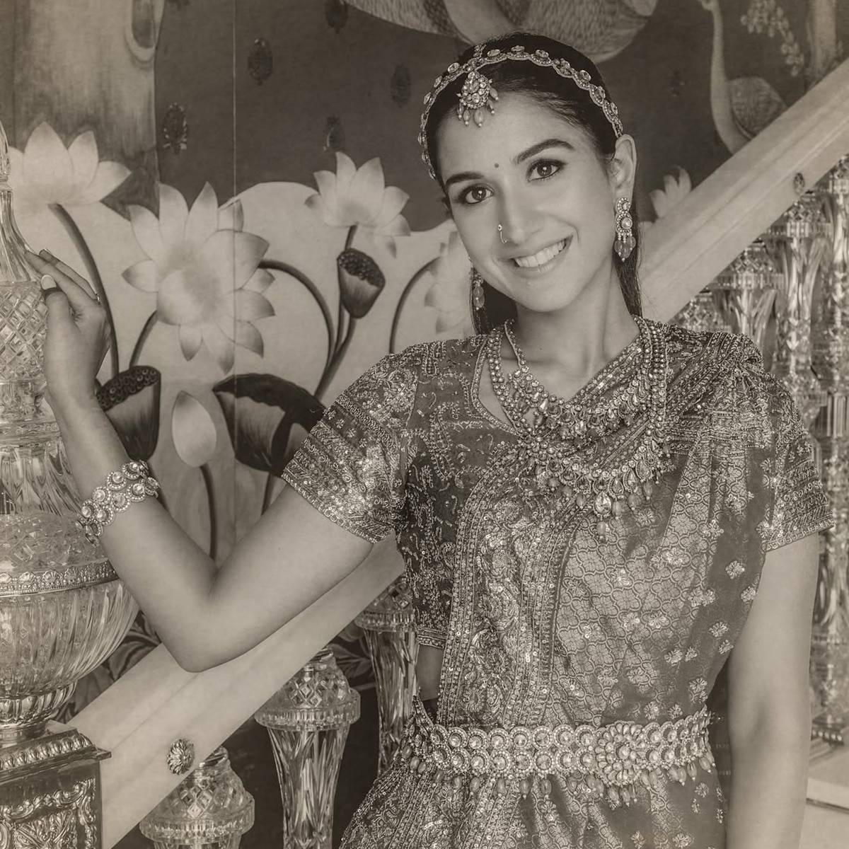 एंटीलिया की सीढ़ियों का डिजाइन लूट लेगा दिल. (Photo: Instagram/@loveleen_makeupandhair)