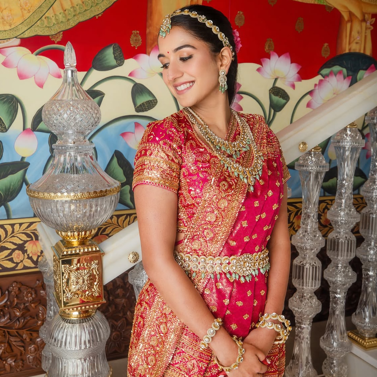 एंटीलिया की सीढ़ियों का डिजाइन लूट लेगा दिल. (Photo: Instagram/@loveleen_makeupandhair)