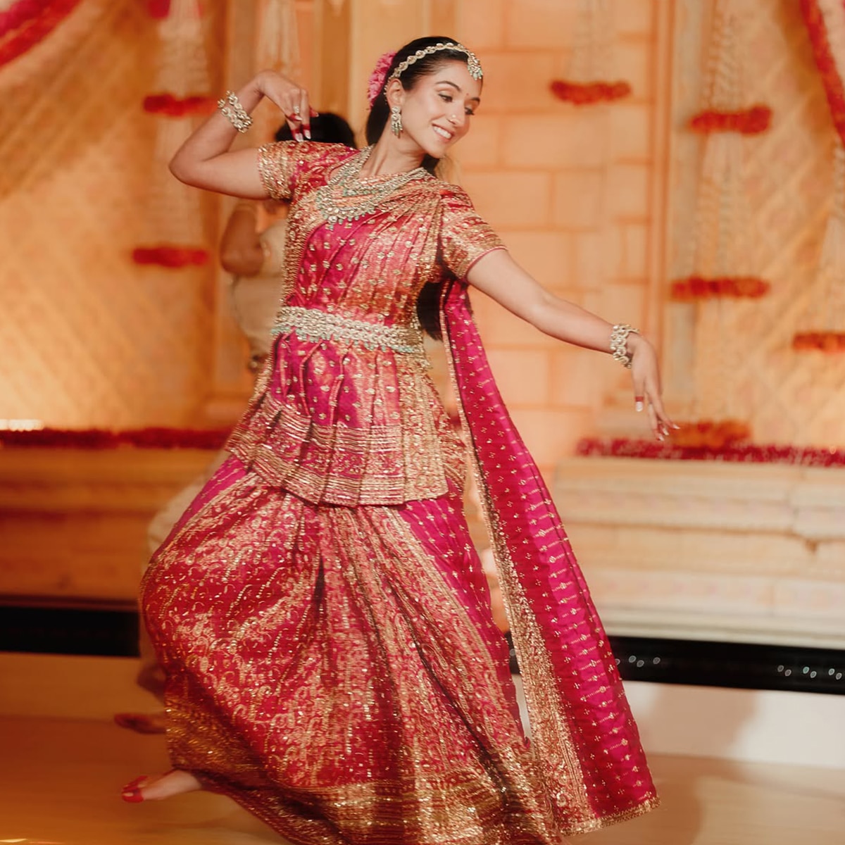 एंटीलिया की सीढ़ियों का डिजाइन लूट लेगा दिल. (Photo: Instagram/@loveleen_makeupandhair)