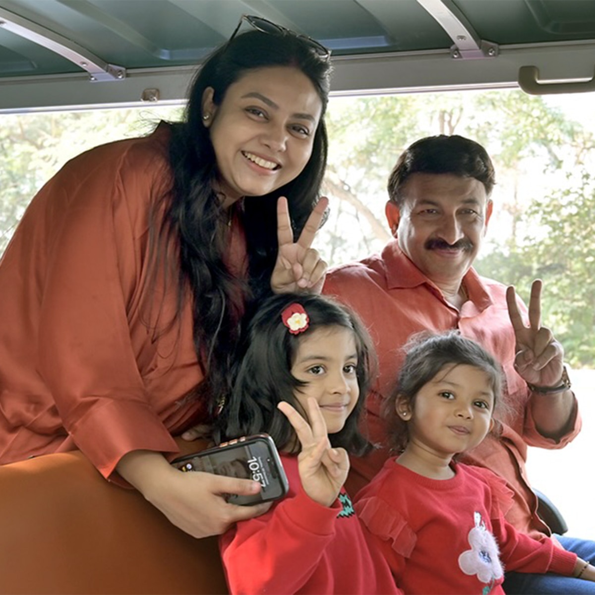 मनोज तिवारी की बेटियां