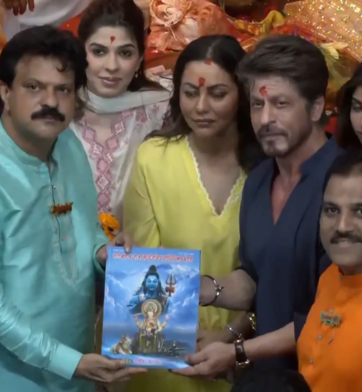 Shah Rukh Khan Visits Lalbaugcha Raja 