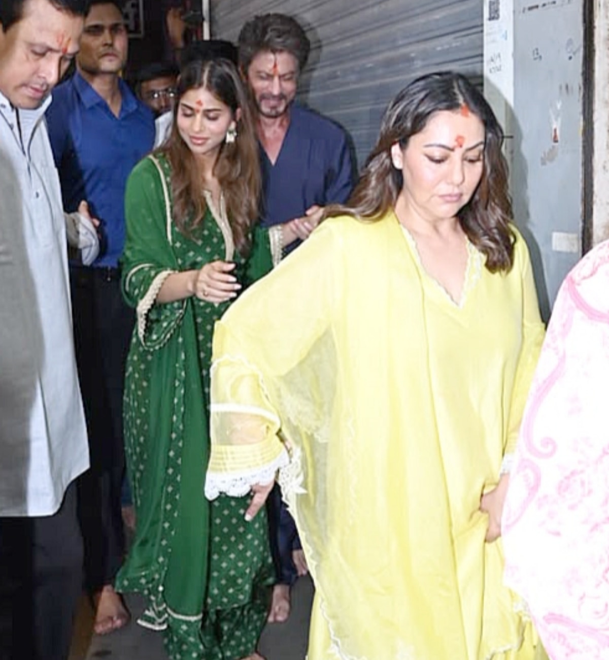 Shah Rukh Khan Visits Lalbaugcha Raja 