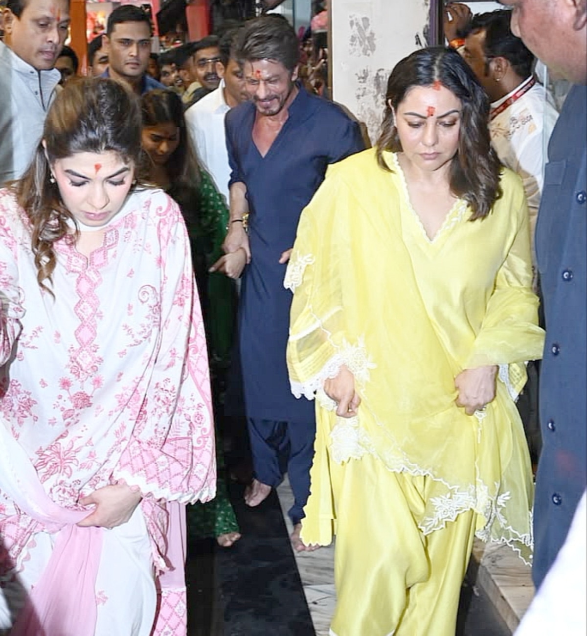 Shah Rukh Khan Visits Lalbaugcha Raja 