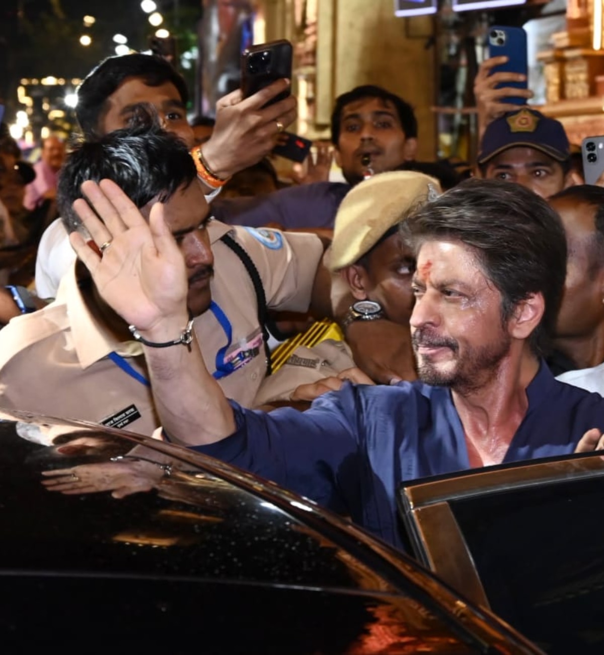 Shah Rukh Khan Visits Lalbaugcha Raja 