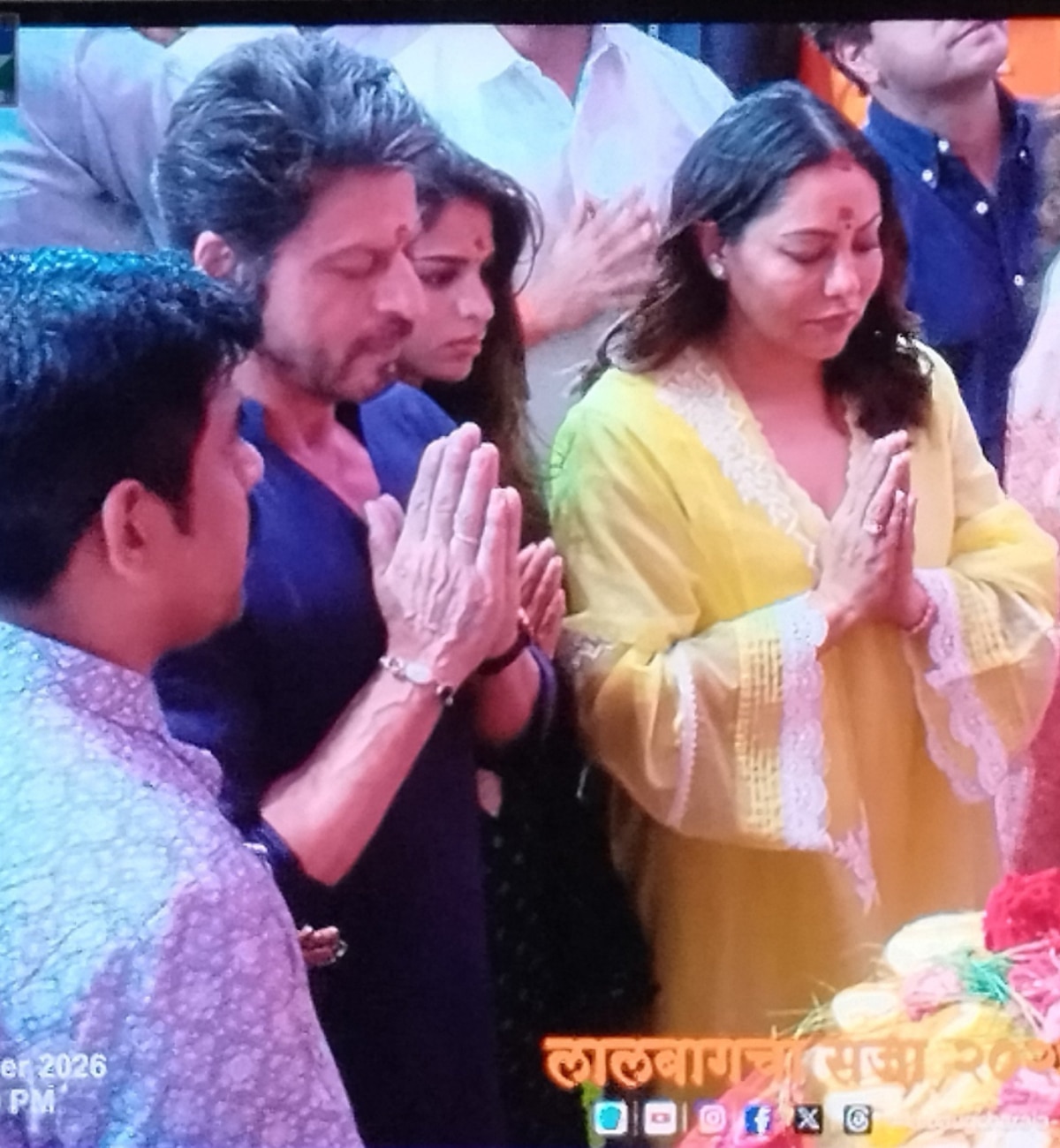 Shah Rukh Khan Visits Lalbaugcha Raja 