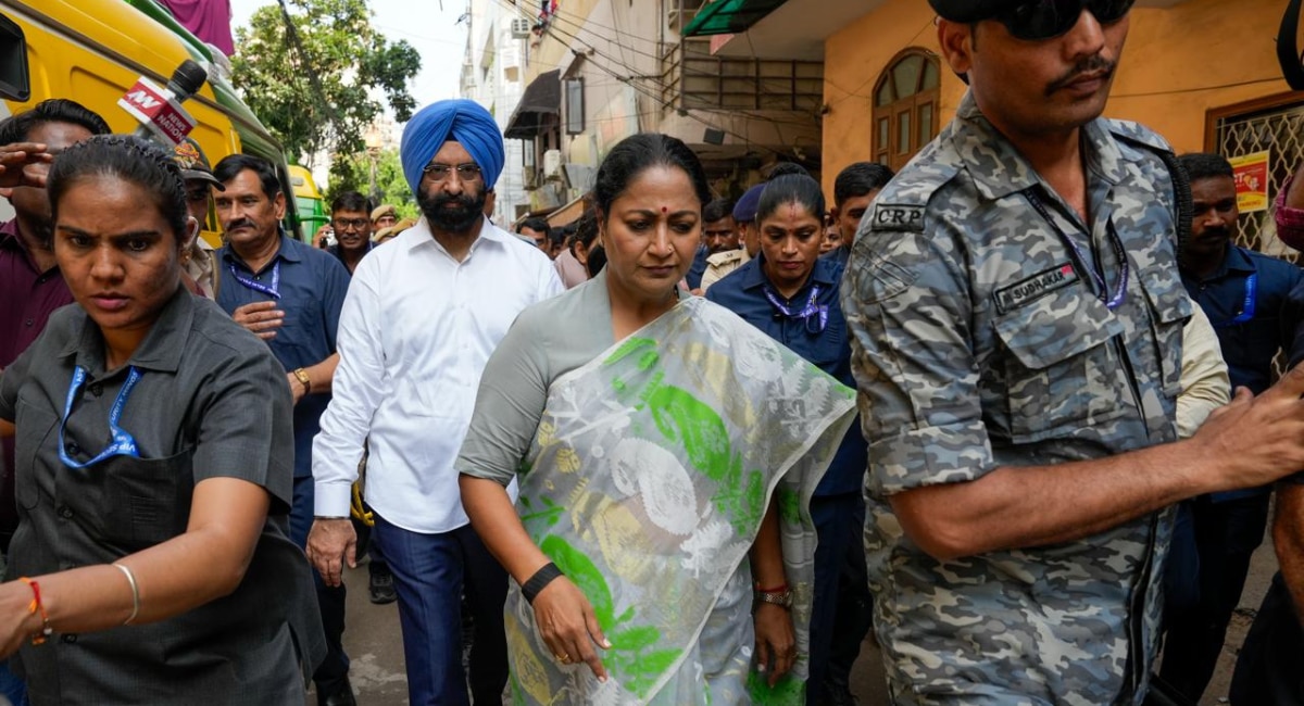 CM रेखा गुप्ता ने लिया मौके का जायजा