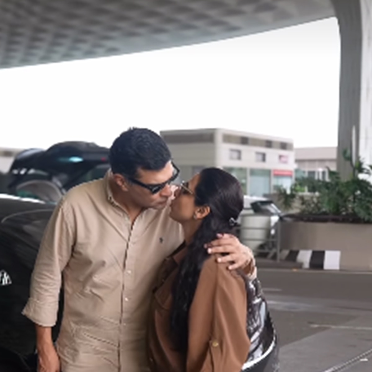vidya balan liplock with husband