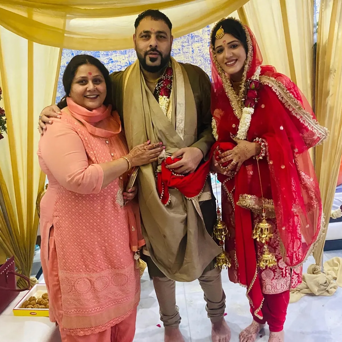 कौन हैं बादशाह की दूसरी पत्नी ईशा रिखी