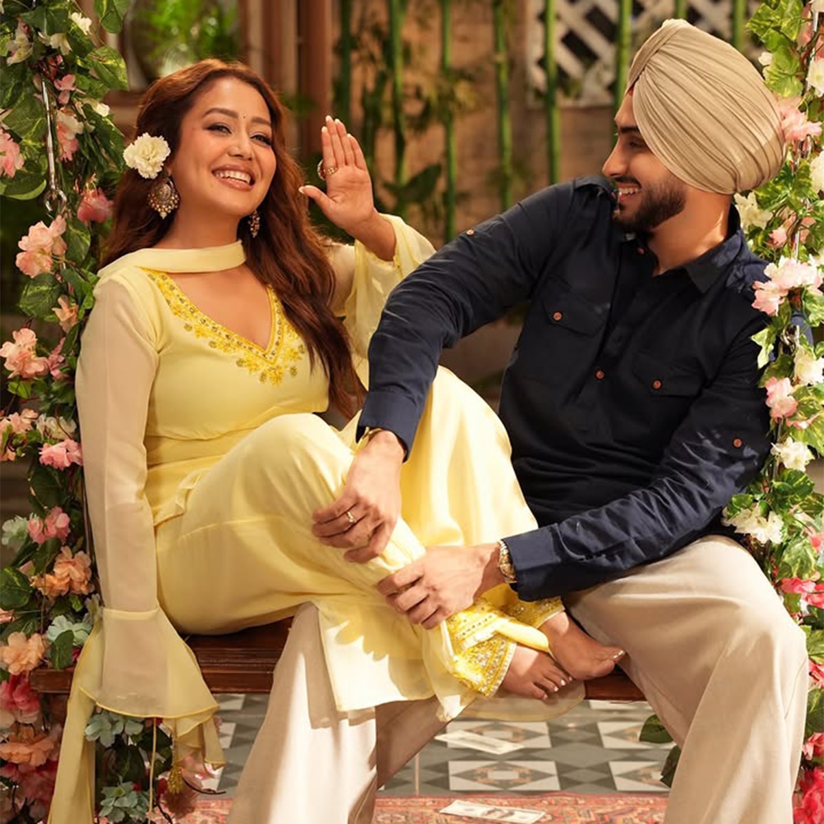 पति रोहनप्रीत सिंग के साथ रोमांटिक हुईं नेहा कक्कड़. (Photo: Instagram/@nehakakkar)