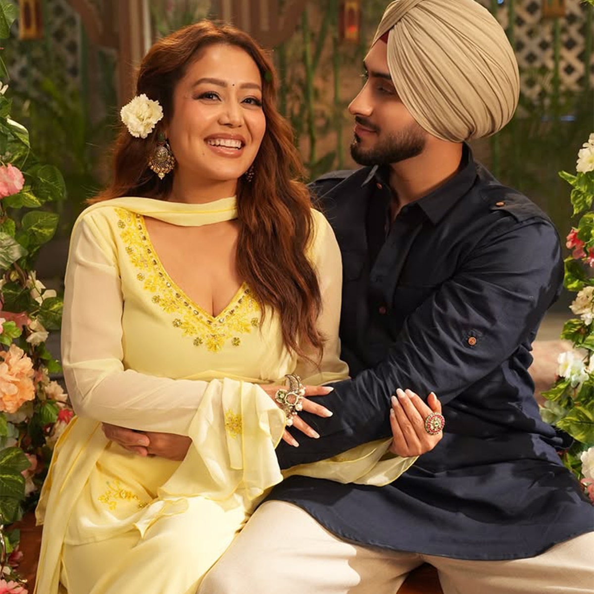 पति रोहनप्रीत सिंग के साथ रोमांटिक हुईं नेहा कक्कड़. (Photo: Instagram/@nehakakkar)