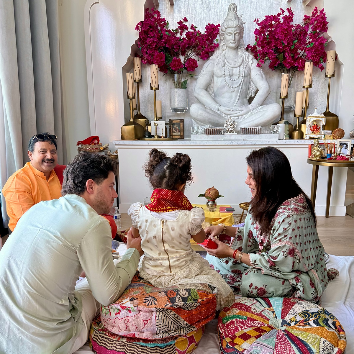 प्रियंका ने अमेरिका वाले घर में की पूजा. (Photo: Instagram/@priyankachopra)