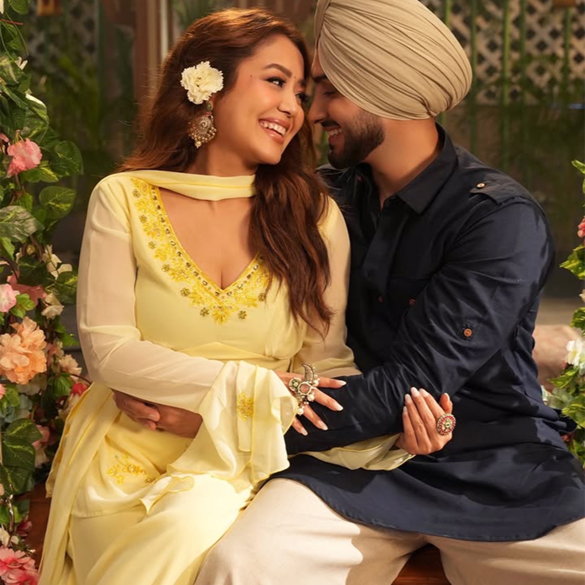 पति रोहनप्रीत सिंग के साथ रोमांटिक हुईं नेहा कक्कड़. (Photo: Instagram/@nehakakkar)