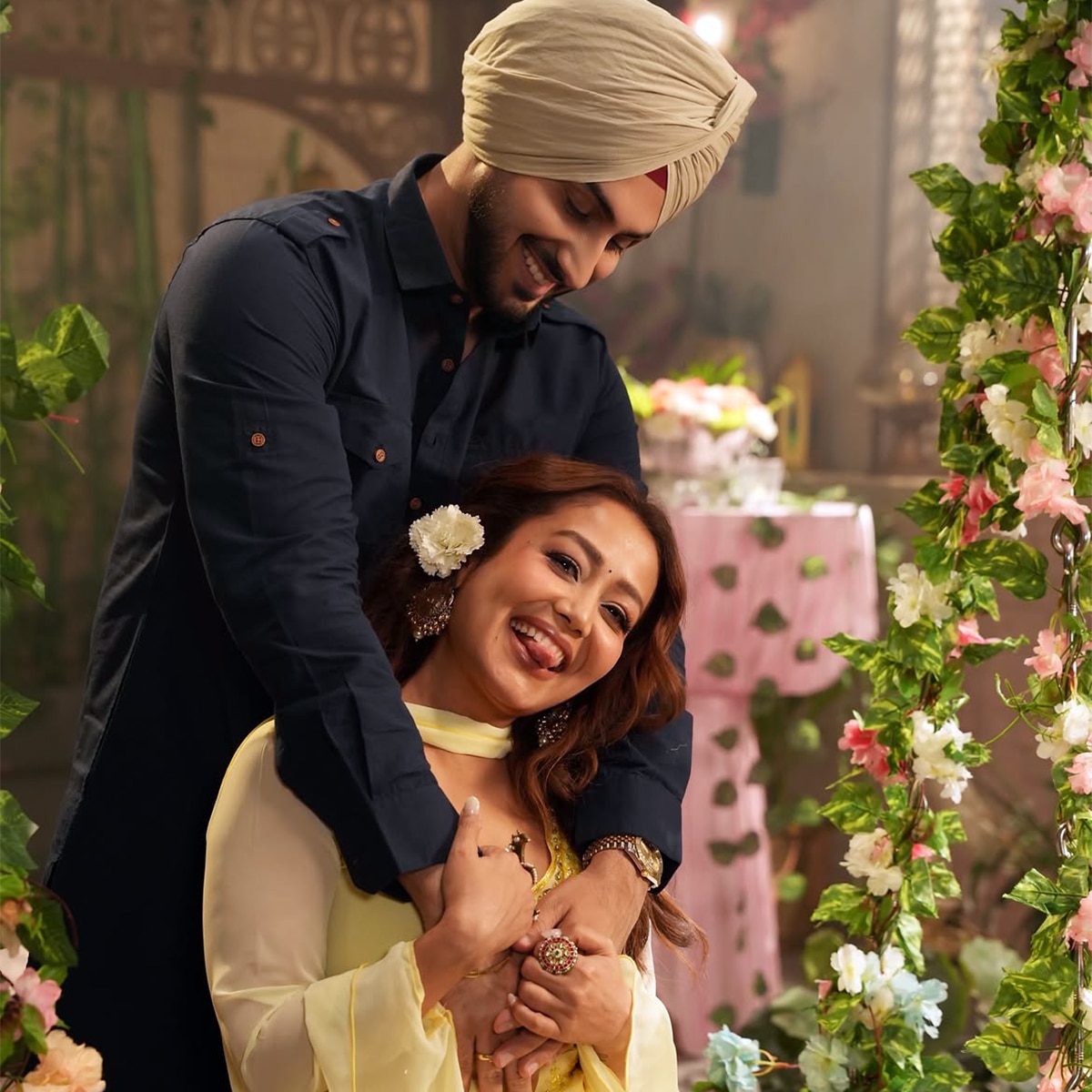 पति रोहनप्रीत सिंग के साथ रोमांटिक हुईं नेहा कक्कड़. (Photo: Instagram/@nehakakkar)