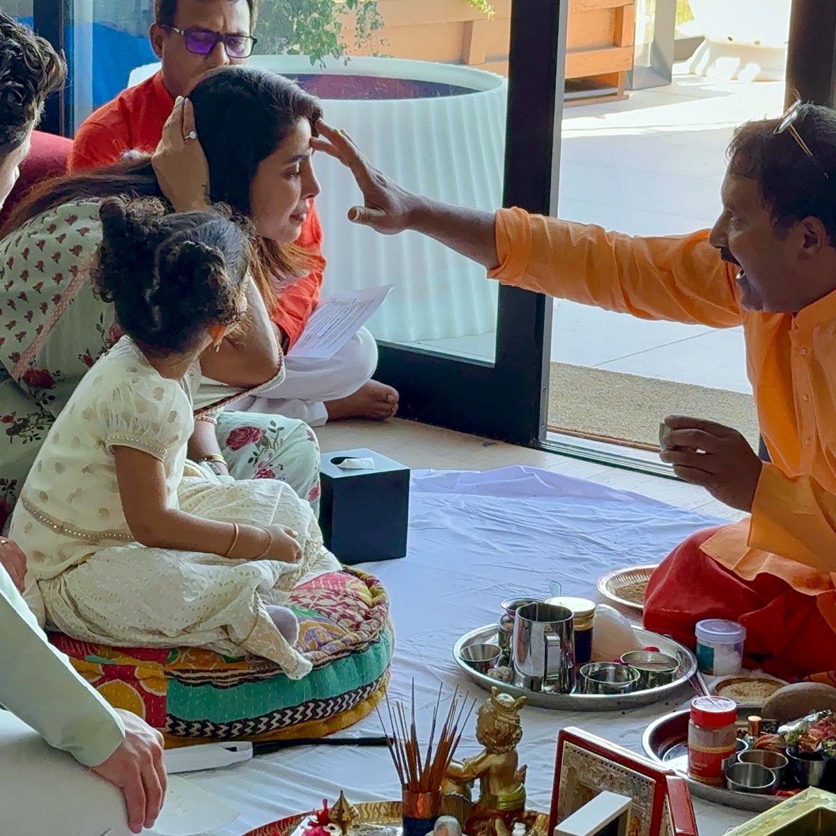 प्रियंका ने अमेरिका वाले घर में की पूजा. (Photo: Instagram/@priyankachopra)
