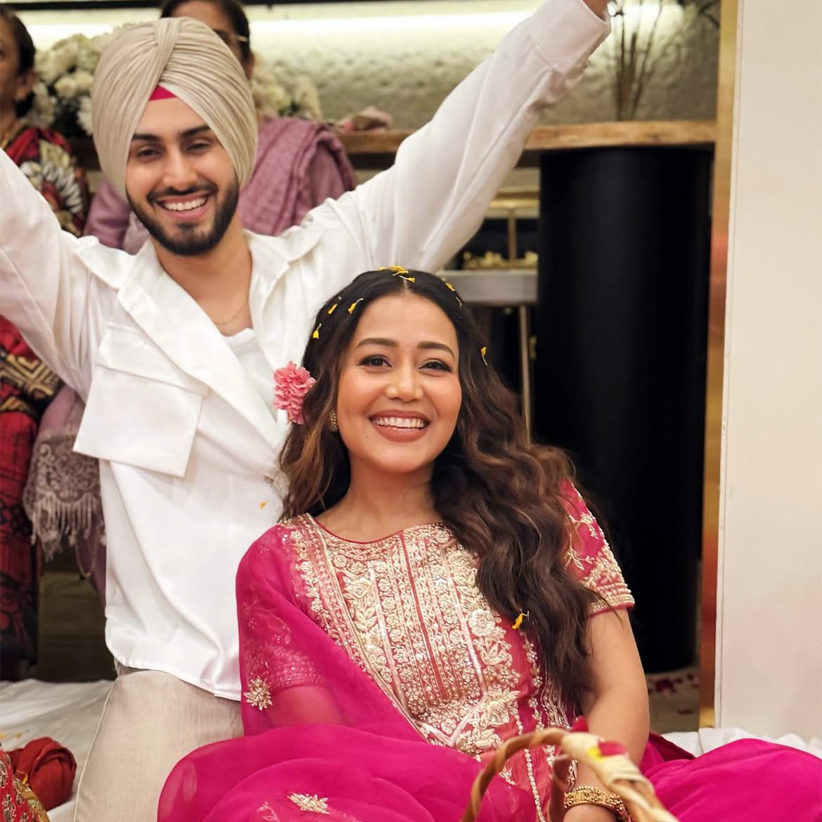 पति रोहनप्रीत सिंग के साथ रोमांटिक हुईं नेहा कक्कड़. (Photo: Instagram/@nehakakkar)