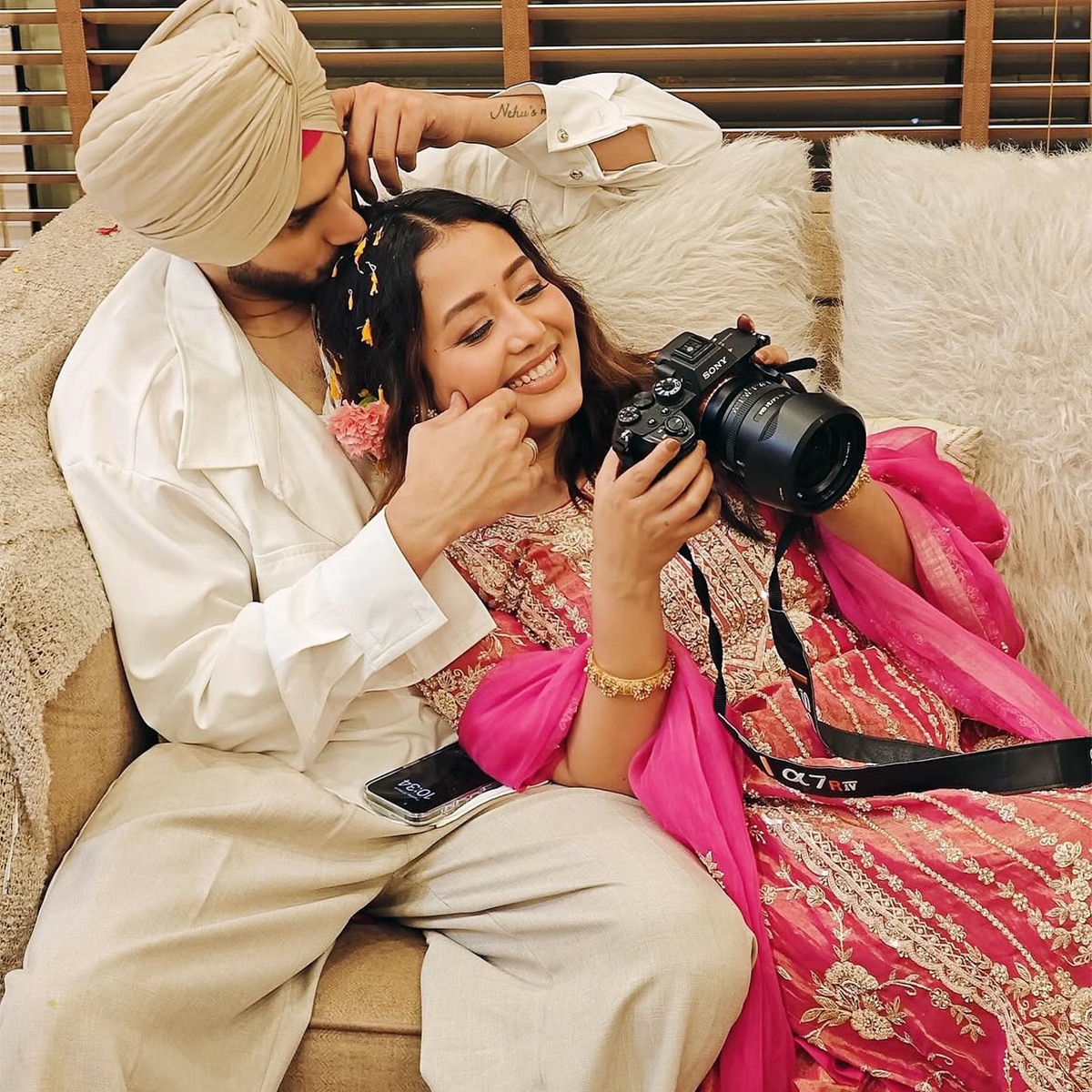 पति रोहनप्रीत सिंग के साथ रोमांटिक हुईं नेहा कक्कड़. (Photo: Instagram/@nehakakkar)