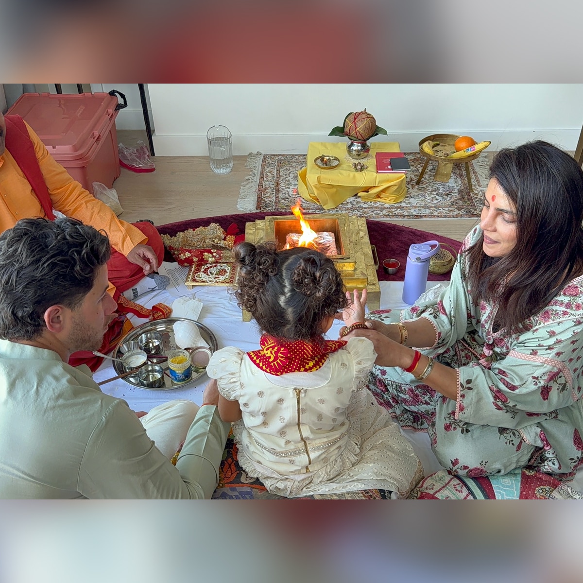 प्रियंका ने अमेरिका वाले घर में की पूजा. (Photo: Instagram/@priyankachopra)